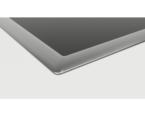 Detailansicht eines Kochfelds mit Edelstahlrahmen