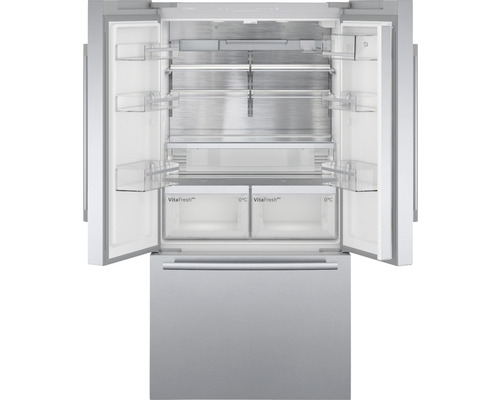 Geöffneter freistehender Kühlschrank mit mehreren Regalen und zwei VitaFresh Schubladen