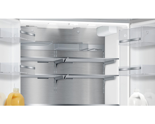 Innenraum eines Kühlschranks mit Regalen und Behältern