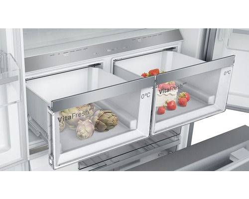 Offener Kühlschrank mit Gemüse und Erdbeeren in den VitaFresh Schubladen