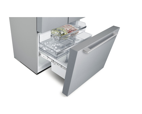 Geöffneter Kühlschrank mit Gemüse, Eiswürfeln und Schublade