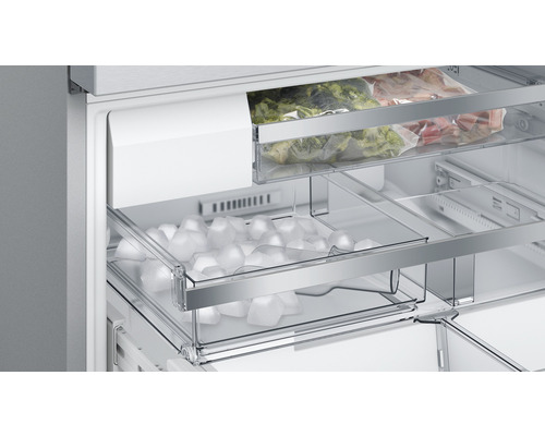 Gefrierschrank mit Eiswürfeln und gefrorenem Gemüse