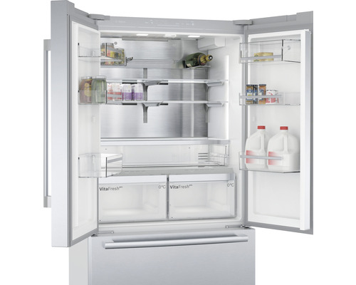 Geöffneter Bosch Kühlschrank mit Regalen und Lebensmittelbehältern