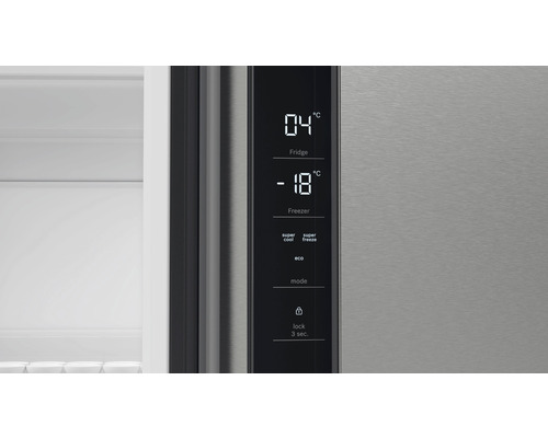 Nahaufnahme eines Kühlschranks mit digitaler Temperaturanzeige für Kühl- und Gefrierfach