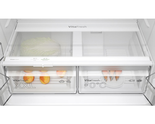 Innenansicht eines Kühlschranks mit VitaFresh Schubladen zur Aufbewahrung von Lebensmitteln
