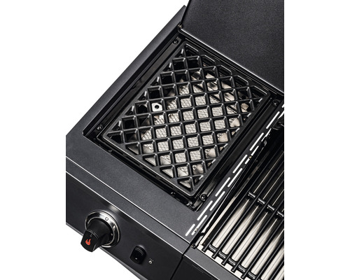 Detailansicht eines Gasgrills mit Grillrost und Bedienknöpfen