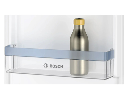 Bosch Logo auf einem transparenten Kühlschrankregal mit einer Edelstahlflasche