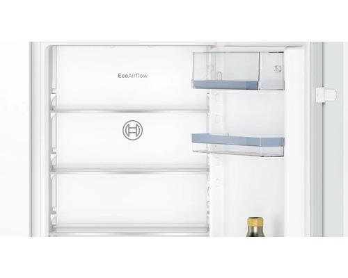 Innenraum eines Kühlschranks mit Regalen und Türfächern