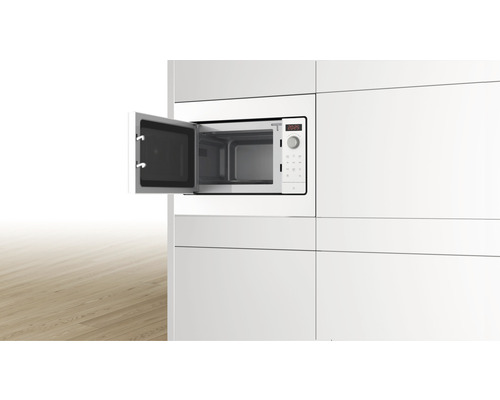 Einbau Mikrowelle mit geöffneter Tür in einer Küchenzeile