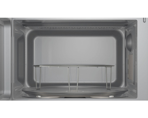 Innenraum einer Mikrowelle mit Drehteller und Grillrost