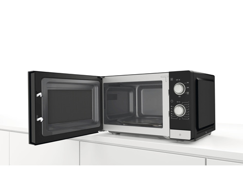 Mikrowelle mit geöffneter Tür auf einer Küchenarbeitsplatte