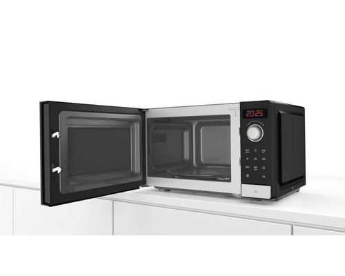 Mikrowelle mit geöffneter Tür