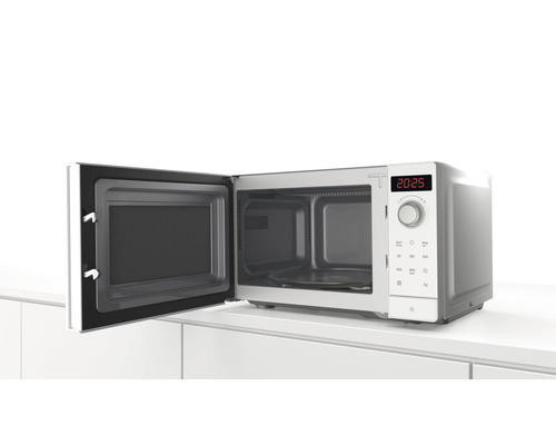 Geöffnete Mikrowelle auf einer Küchentheke