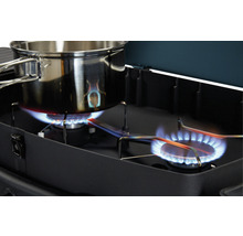 Doppelkocher mit Topf und brennender Flamme