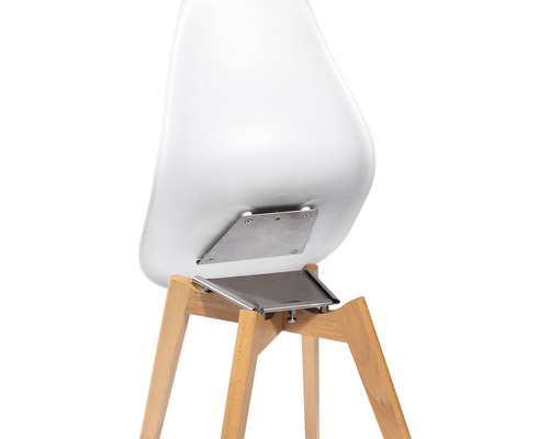 Detailansicht eines Stuhls mit Holzbeinen und Kunststoffschale