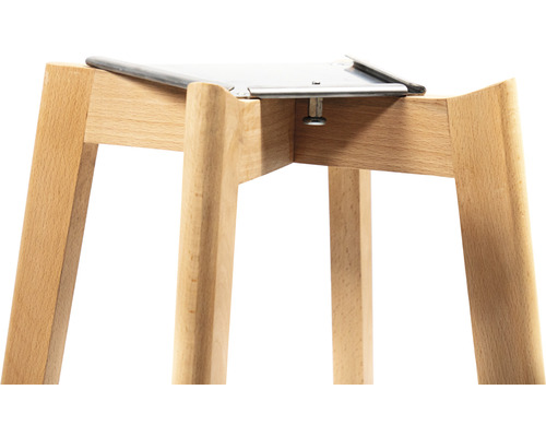 Detailansicht eines Hockers mit Holzbeinen und Metallbefestigung