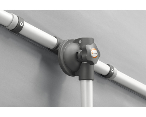 Detailansicht eines Sonnenschirms mit grauer Kurbel und Verbindungselementen