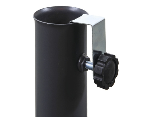 Detailaufnahme eines schwarzen Metallpfostens mit verstellbarer Halterung