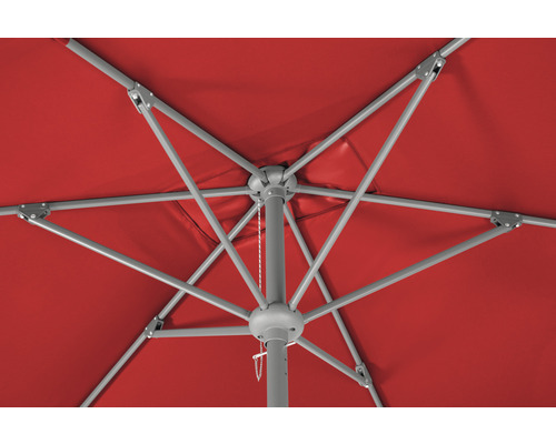 Detailansicht der Unterseite eines Sonnenschirms mit rotem Stoff und Metallgestell