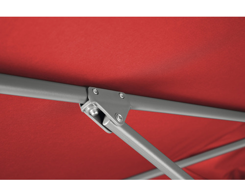 Detailansicht eines Sonnenschirms mit rotem Bezug und grauem Metallgestell