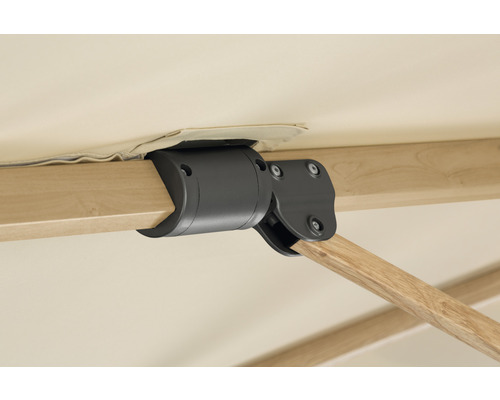 Detailansicht eines Sonnenschirms mit Holzrahmen und Scharniermechanismus
