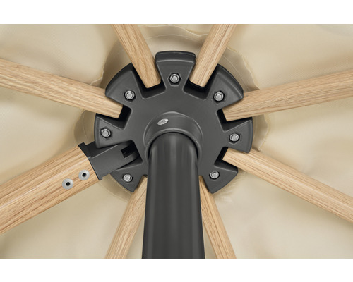 Detailansicht von der Unterseite eines Sonnenschirms mit Holzstreben und einem dunklen Mast