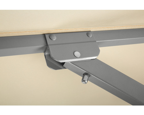 Detailansicht eines Sonnenschirms mit Gestell und Stoff