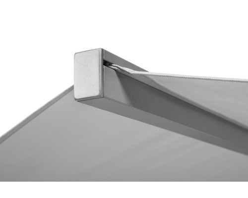 Detailansicht einer Markise mit Aluminiumrahmen und Stoffbespannung