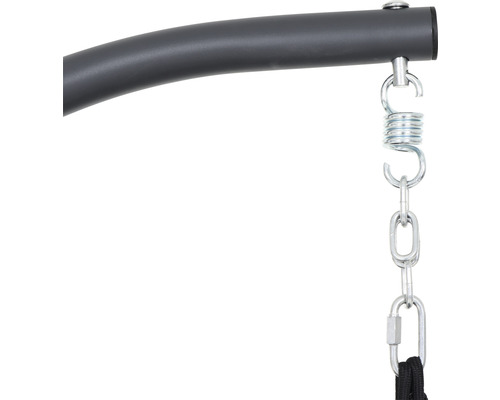 Detailaufnahme einer Hängevorrichtung mit Feder und Kette