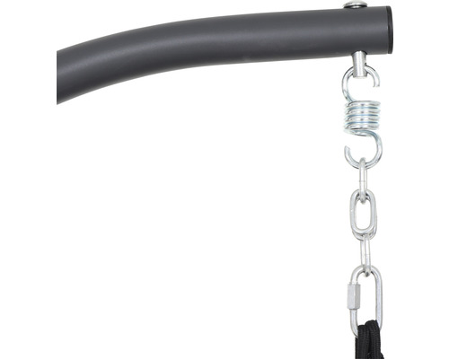 Detailaufnahme einer Hängevorrichtung mit Feder und Kette