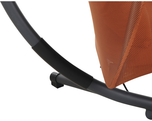 Detailansicht eines Hängesessels mit Stahlrahmen und Netzstoff