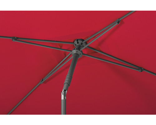 Detailansicht eines geöffneten Sonnenschirms mit Gestell