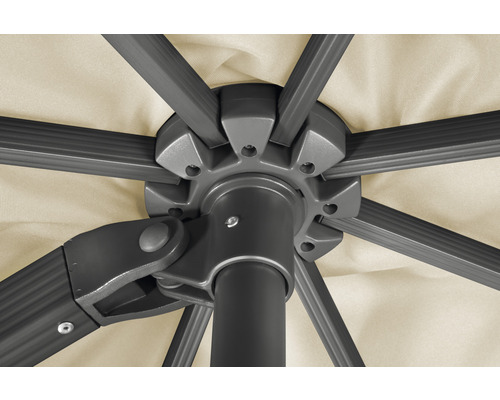 Detailansicht der Unterseite eines Sonnenschirms mit Streben und Stoffbespannung