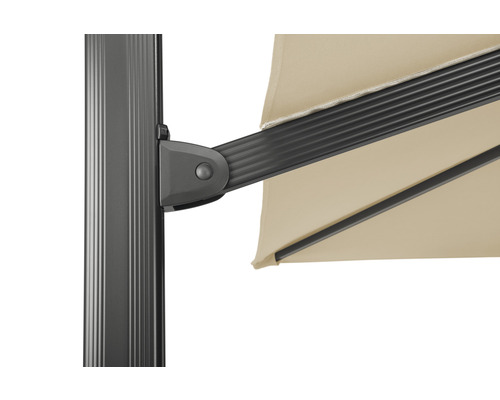 Detailansicht eines Sonnenschirms mit Mast und Schirmdach