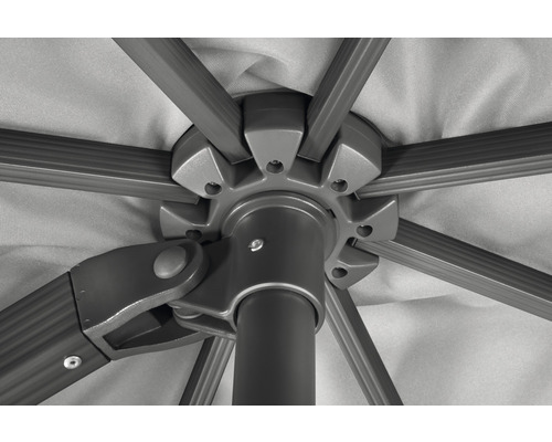 Detailaufnahme des Gestells eines Sonnenschirms