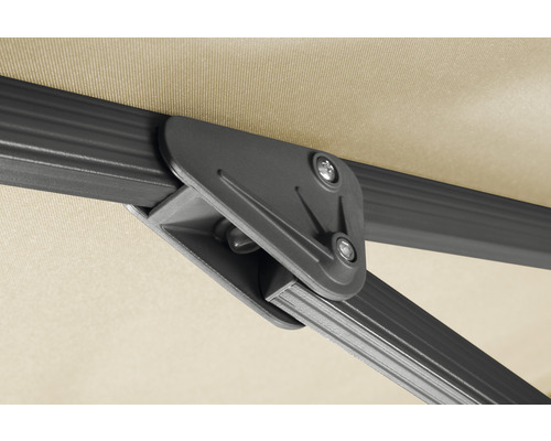 Detailaufnahme eines Sonnenschirms mit Streben und Schrauben