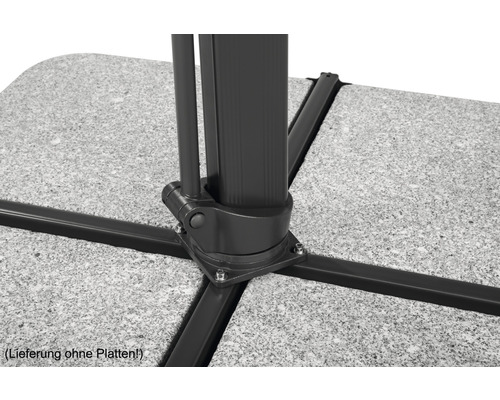 Detailaufnahme eines Sonnenschirmständers aus Metall auf Steinplatten