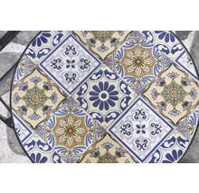 Detailansicht einer Gartentischplatte mit Mosaikmuster