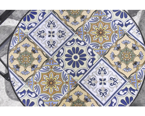 Detailansicht einer Gartentischplatte mit Mosaikmuster