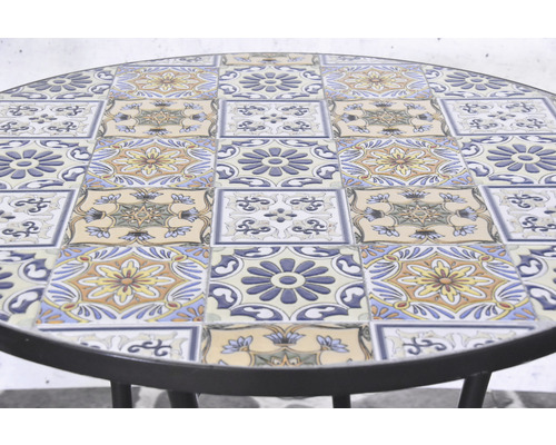 Runder Tisch mit Mosaikfliesen auf der Tischplatte
