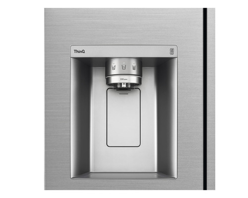 Detailansicht eines Kühlschranks mit Wasserspender und LG ThinQ Logo