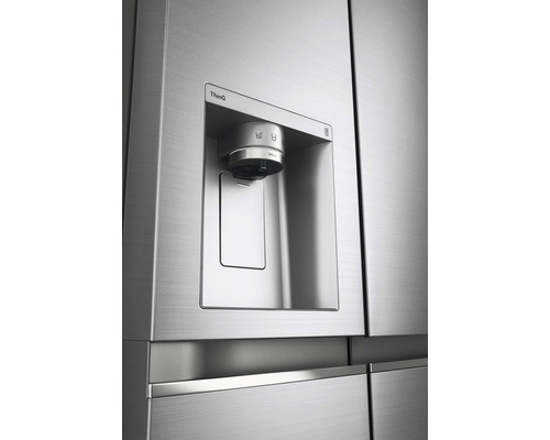 Detailansicht eines Kühlschranks mit Wasser- und Eiswürfelspender