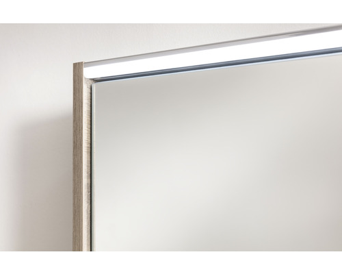 Detailansicht eines Spiegels mit Holzrahmen und integrierter Beleuchtung