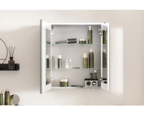 Offener Spiegelschrank mit Glasböden und Badezimmerartikeln