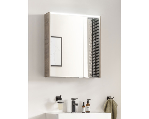 Spiegelschrank mit Beleuchtung über einem Waschbecken im Badezimmer