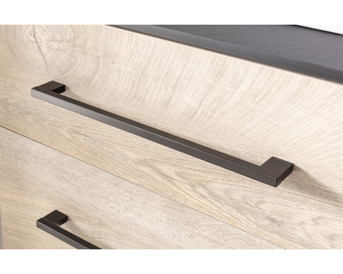 Detailaufnahme eines Möbels mit Schubladenfronten und geradlinigen Griffen