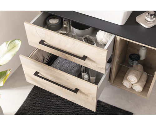 Badezimmermöbel mit Schubladen und Handtüchern