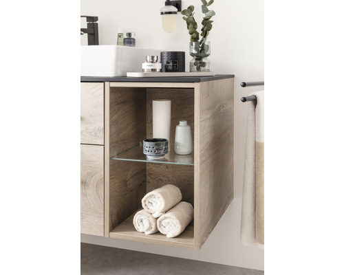 Badezimmer Waschtischunterschrank mit Handtüchern und Dekoration