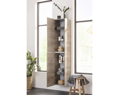 Badezimmer mit Hochschrank, Regalböden und Dekoration