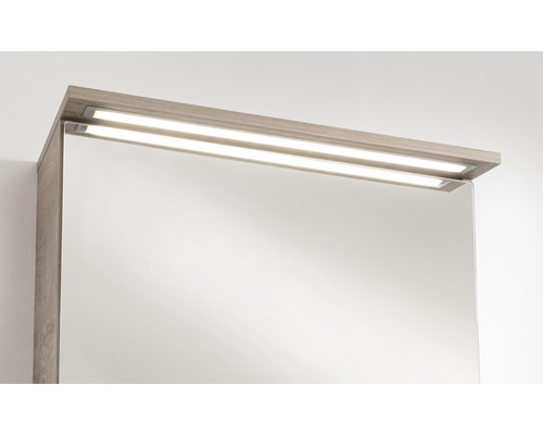 Detailaufnahme eines Spiegelschranks mit Beleuchtung